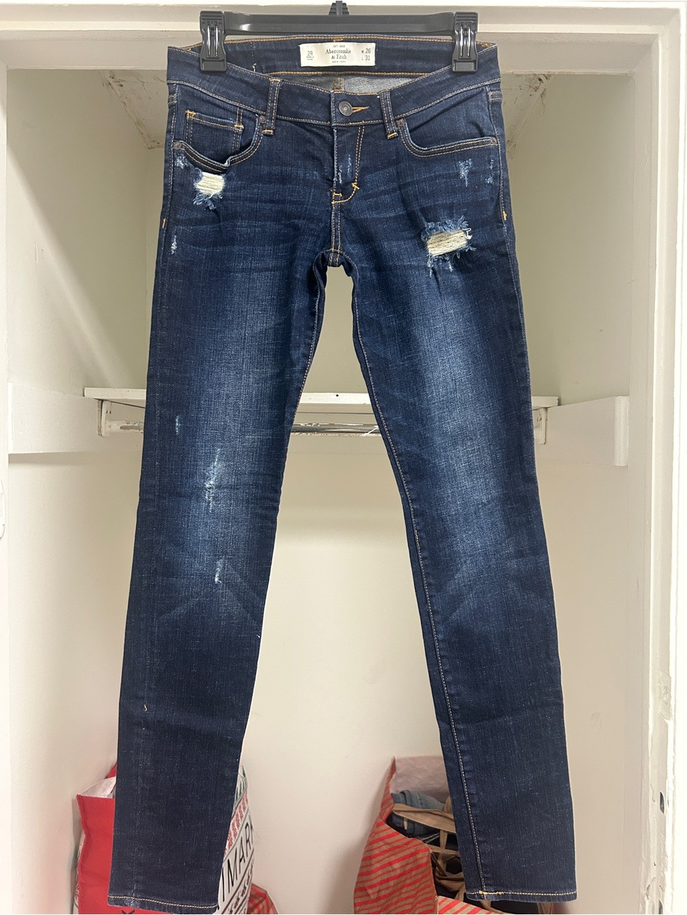 ABERCROMBIE & FITCH SUPER SKINNY DISTRESSED JEANS  SIZE 2R